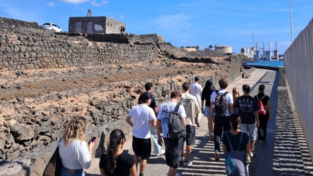 Estudiantes de cuarto curso del Grado en Turismo de la EUTL durante una salida de campo a las Salinas de Naos, en Arrecife, con el artista Darío Machín.