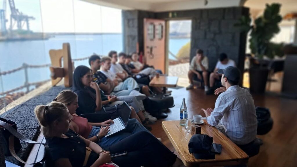 Estudiantes de cuarto curso del Grado en Turismo de la EUTL durante una salida de campo a las Salinas de Naos, en Arrecife, con el artista Darío Machín.